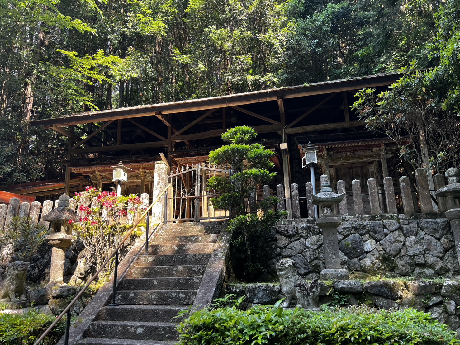 平尾水分神社 覆い屋と社殿を正面から見た様子