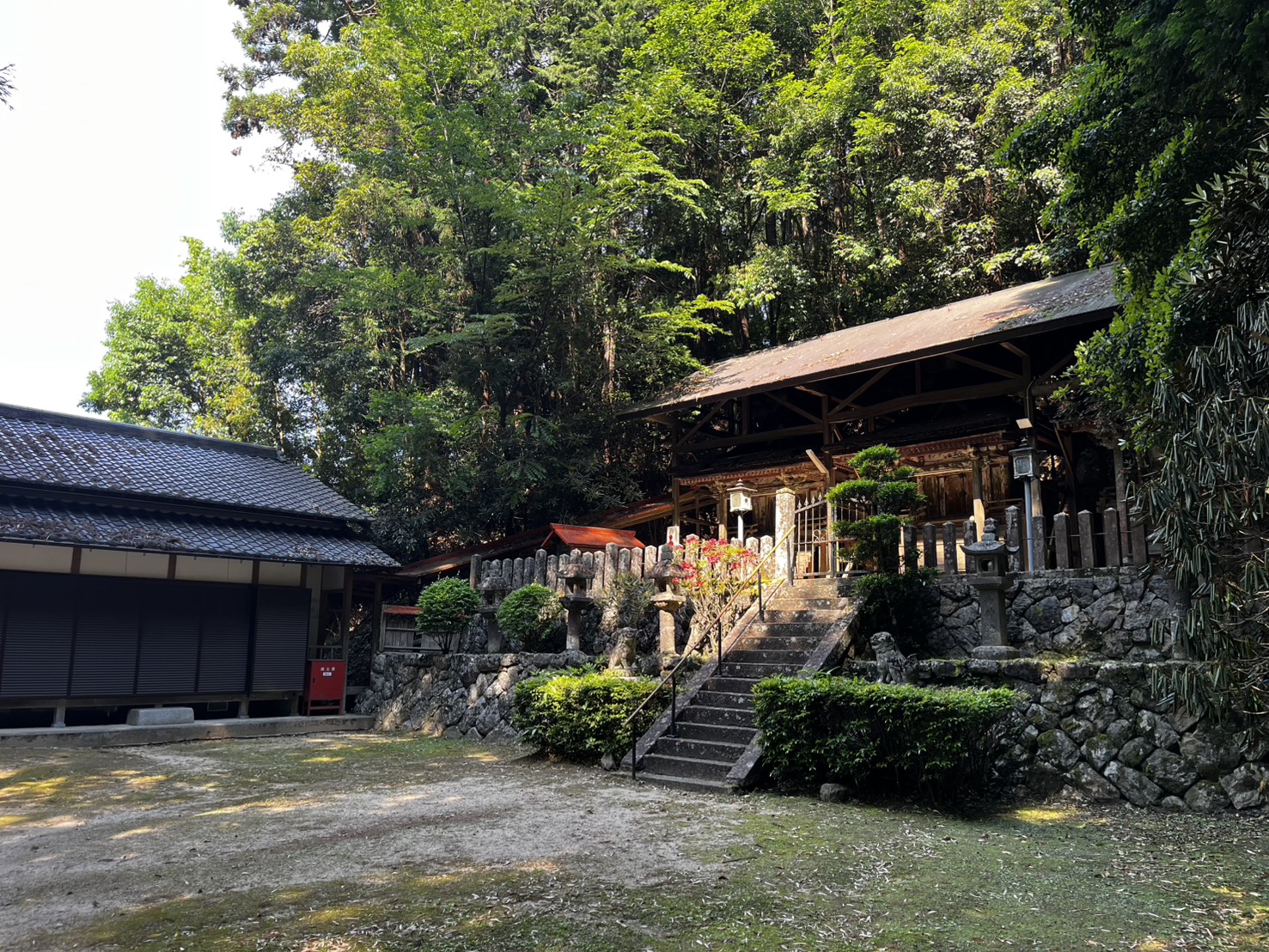 平尾水分神社 境内に置かれた自然石をくり抜いた石造水盤