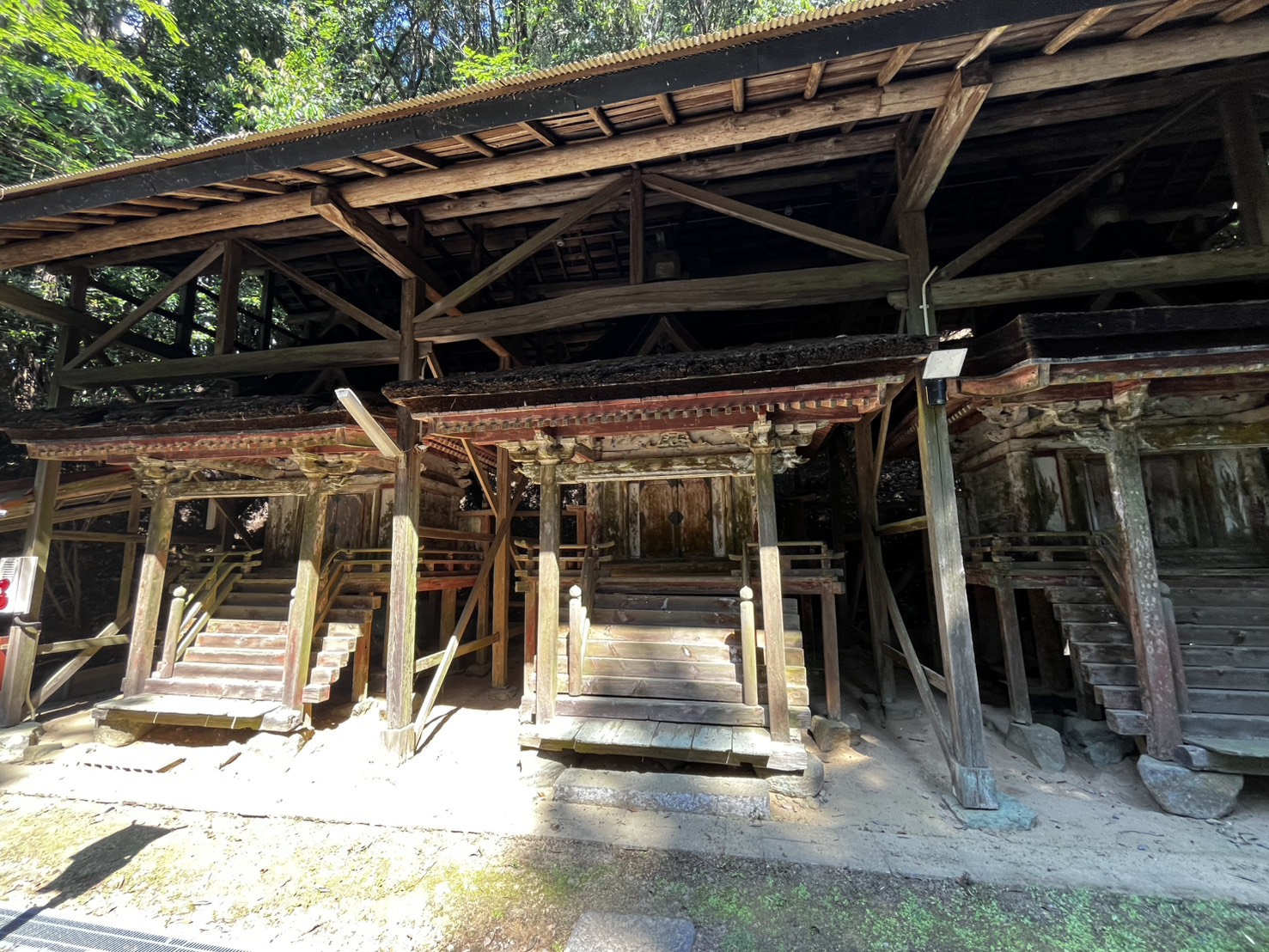 平尾水分神社 奈良県指定文化財・社殿の側面と木組みの構造
