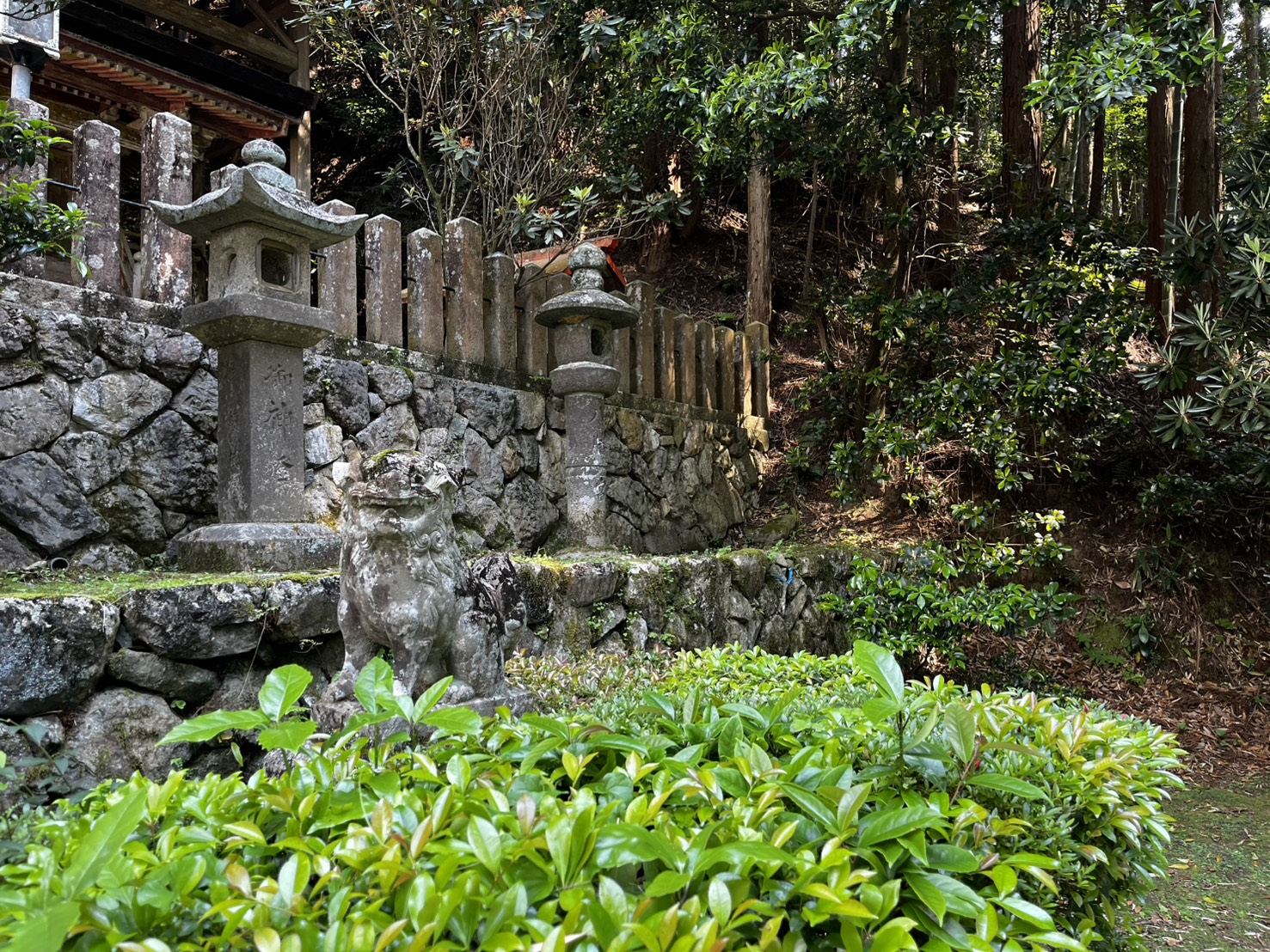 平尾水分神社 社殿の格子扉と内部装飾の細部