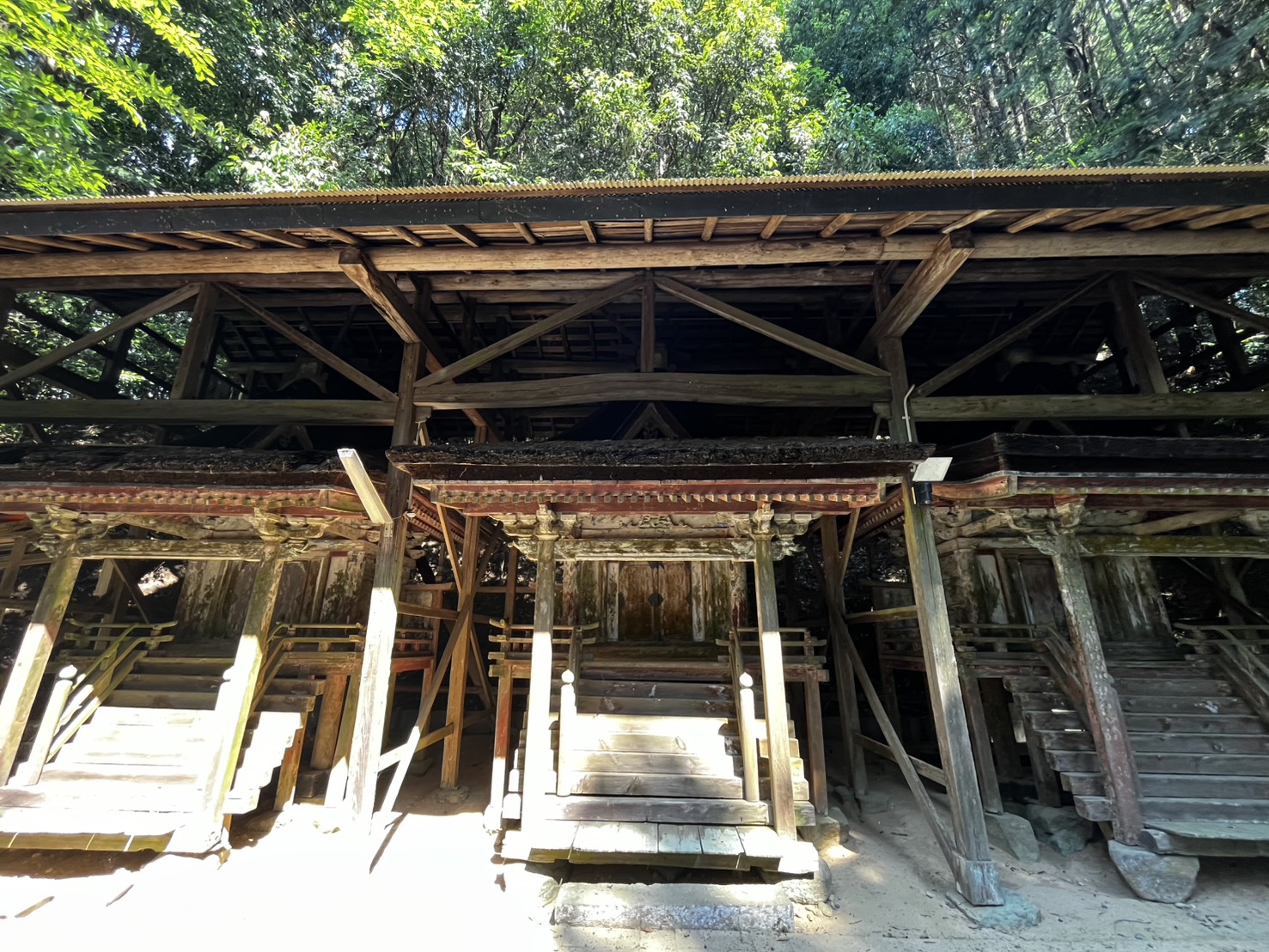 平尾水分神社 社殿の格子扉越しに見る内部の装飾